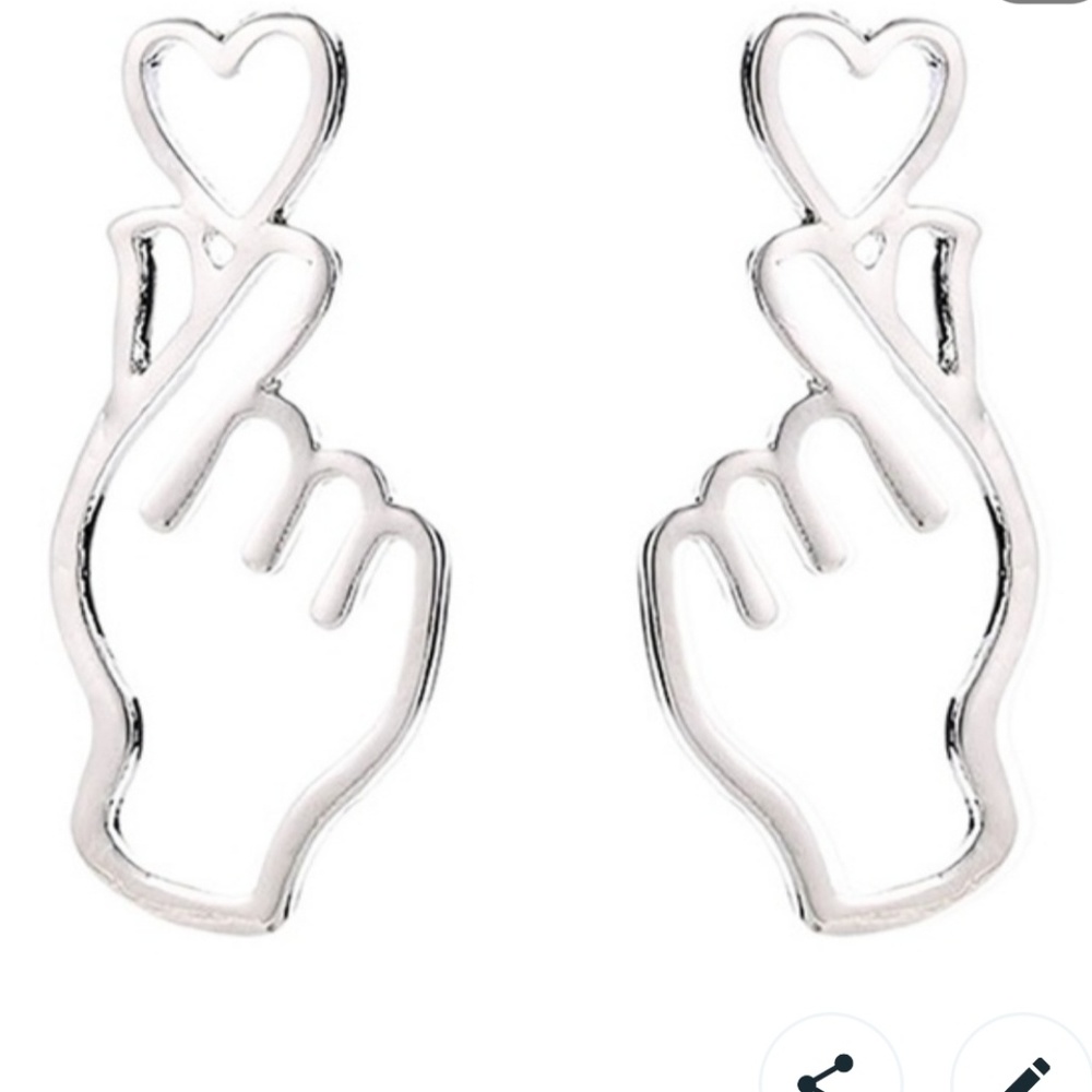 🎁🆕️ NWT BTS Kpop Heart Love Earrings - Picture 2 of 3
